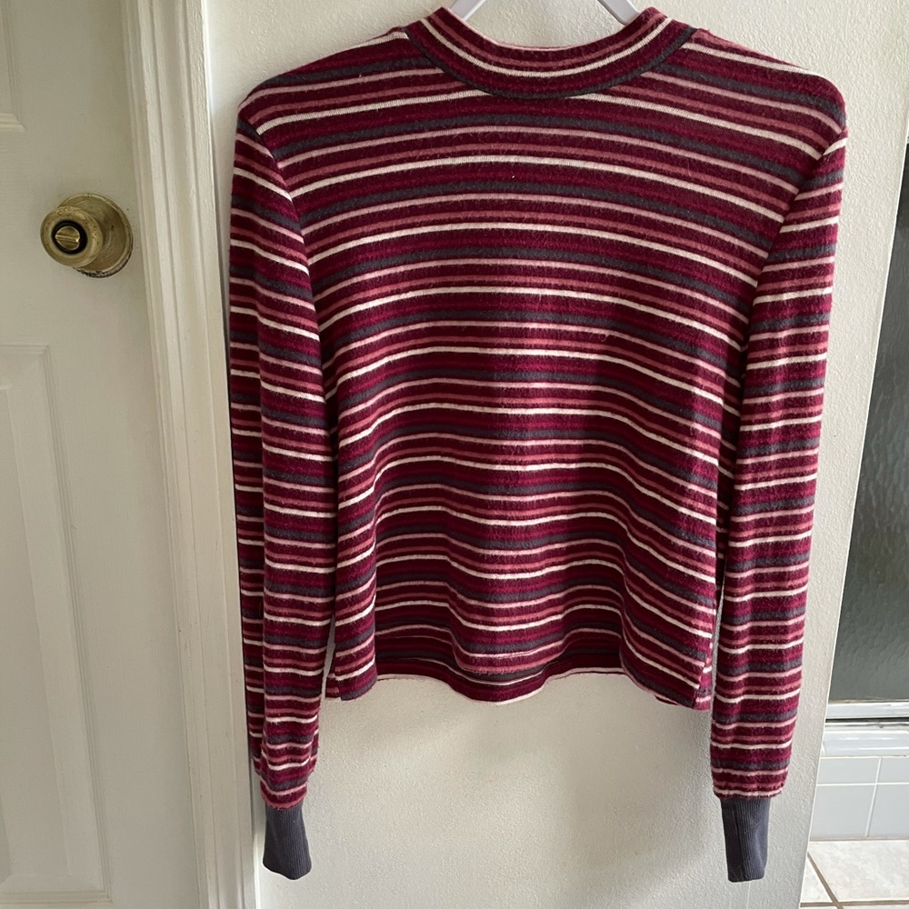 Medium long sleeved shirt